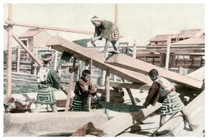 Tesaři při práci, Japonsko, 1904 od Unbekannt