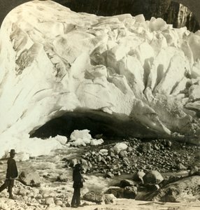 Jeskynní ústí obrovského ledovce Briksdal, kde tající led vytváří horské bystřiny, Norsko, c1905. od Unbekannt