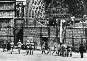 Odstranění ochrany z pytlů s pískem z fasády Notre Dame, Paříž okupovaná Němci, 1940 od Unbekannt