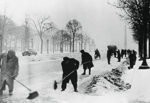 Odklízení sněhu na Champs Elysees, Němci okupovaná Paříž, zima, 1941 od Unbekannt