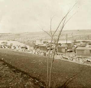 Sloup nákladních aut na Voice Sacrée, Verdun, severní Francie, c1914-c1918. od Unbekannt