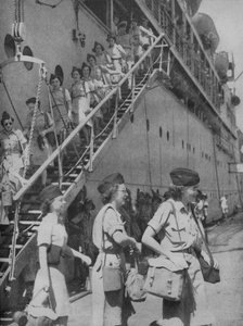 Coming Ashore v Singapuru, 1945 od Unbekannt