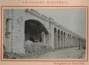 Commune de Paris (1871): pohled na viadukt Auteuil v Paříži v květnu 1871. Fotografie Pierra Pepetita. Tisk na karton, Rozm. Rozměr 9 x 5,4 cm od Unbekannt