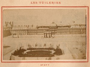 Pařížská komuna (1871): pohled na Palais des Tuileries v Paříži před požárem v květnu 1871. Fotografie Pierra Pepetita. Tisk na karton, Rozm. Rozměr 9 x 5,4 cm od Unbekannt