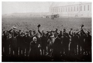 Hrabě Zeppelin pozdraven členy námořní flotily vzducholodí, Německo, 1914-1917 1933 od Unbekannt