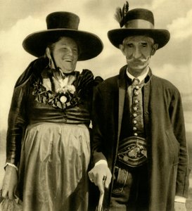 Pár v tradičním oděvu, Sankt Lambrecht, Štýrsko, Rakousko, c1935. od Unbekannt