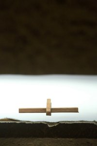 Kříž na oltáři. Společenství Taize, Taize, Francie od Unbekannt