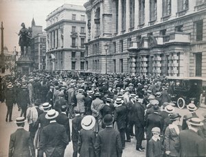Dav čekající před válečným úřadem ráno před vyhlášením války, 1914 od Unbekannt