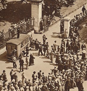 Dav sleduje zatčeného muže převezeného do policejní dodávky, 1937 od Unbekannt