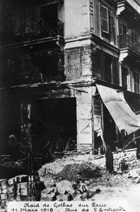 Poškození po náletu německých bombardérů Gotha, Paříž, 11. března 1918 od Unbekannt