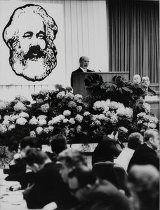 Předseda Státní rady Německé demokratické republiky Walter Ulbricht na setkání u příležitosti 150. narozenin Karla Marxe. Berlínský kongresový sál. 2. května 1968 od Unbekannt