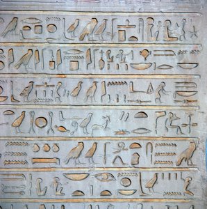 Detail egyptských hieroglyfů z hrobové stély od Unbekannt
