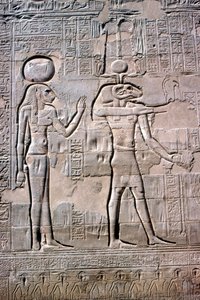 Detail reliéfu Sekhmet a Chnum, Chrám Chnum, Ptolemaiovské a římské období od Unbekannt