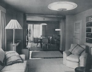 Jídelna a obývací pokoj, rozdělené pouze těžkými závěsy v atraktivní moderní vazbě, 1942 od Unbekannt