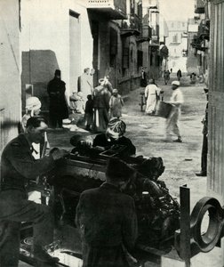 V zadních uličkách Káhiry se rozprostírá malý průmysl ...c1942-1943, 1945. od Unbekannt