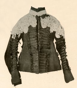 Dubleta z černé látky zdobená hedvábným prýmkem a háčkovanými knoflíky, 17. století, 1937. od Unbekannt