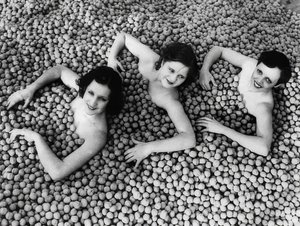 Tři mladé ženy se koupou v moři vlašských ořechů. Amerika. 1932 od Unbekannt