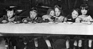 Děti z East Endu byly krmeny charitativní organizací, Londýn, 1926-1927 od Unbekannt