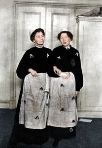 Emmeline a Christabel Pankhurstovi, anglické sufražetky, ve vězeňských šatech, 1908 od Unbekannt