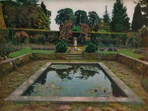 Enclosed Garden and Lily Pool v Gatton Park, Surrey, 1914 od Unbekannt