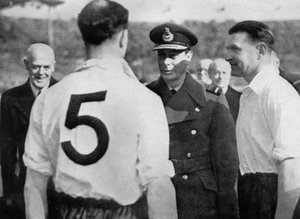 Anglický fotbalista Eddie Hapgood se setkal s králem Jiřím VI., c1937-c1944 od Unbekannt