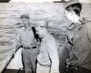 Ernie Pyle navštíví USS Hornet od Unbekannt