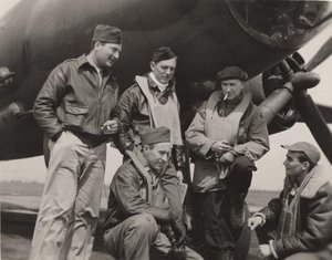 Ernie Pyle s posádkou bombardéru od Unbekannt