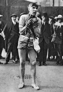 Eskapolog baví návštěvníky divadla ve frontě v boxech, Londýn, 1926-1927 od Unbekannt