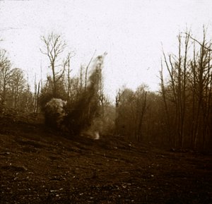 Exploze granátu vypáleného z tanku, c1914-c1918 od Unbekannt