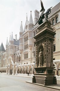 Vnější pohled na vchod do Royal Courts of Justice, Londýn (foto) od Unbekannt
