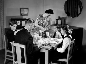Rodina u snídaně, c 1948 od Unbekannt
