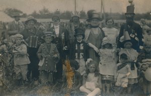 Soutěž maškarních šatů, c1900 od Unbekannt