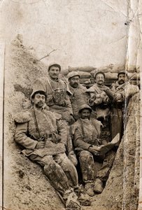 První světová válka (1914-1918): Chlupatí vojáci v zimních šatech v zákopu v letech 1916-1917. Nosí bundy z ovčí kůže a plynovou masku. od Unbekannt