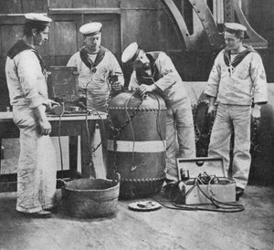 Montáž elektrického kontaktního dolu, 1914 od Unbekannt