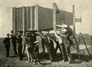 Focusing The Gigantic Camera for Work, 1901. od Unbekannt