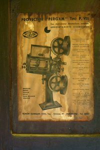 Bývalý hotel (Hostal Vell - la Toranesa). Interiér. Promítací místnost kina. Kino projektor (Ossa Pergam tipo PVIII). Detail. Originální manuál k projektoru. od Unbekannt