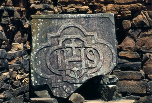 Francouzsko-makonický symbol a iniciály Krista vyryté na kameni, místo jezuitských misií San Ignacio Mini v Argentině, založené v roce 1611 (kámen) od Unbekannt