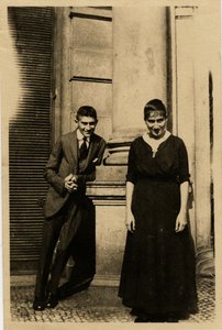Franz Kafka se svou sestrou Ottlou před Oppelt House v Praze od Unbekannt