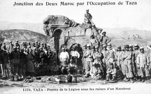 Francouzská cizinecká legie u některých ruin Marabout, Taza, Maroko, 1904 od Unbekannt