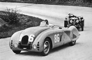 Velká cena Francie, 1936: Nové aerodynamické Bugatti, následované Riley, 1936, 1937 od Unbekannt