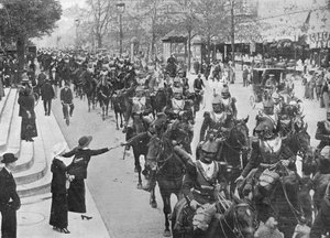 Francouzští kyrysníci projíždějící ulicemi Paříže na cestě na frontu, 1914 od Unbekannt