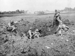 Francouzská pěchota odpočívá v díře po granátu, Chemin des Dames, Francie, 11. června 1918 od Unbekannt