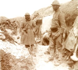 Francouzští vojáci v dobytém německém zákopu, c1914-c1918 od Unbekannt