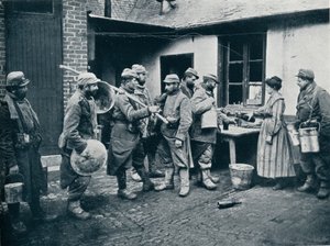 Francouzští vojáci vracející se ze zákopů se zastavili na občerstvení, c1914 od Unbekannt