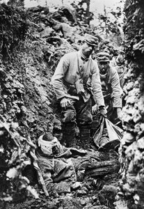 Francouzské jednotky po německém útoku a bombardování, první světová válka, 30. června 1915 od Unbekannt