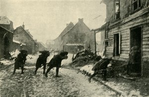 Francouzské jednotky překračující vesnickou ulici pod německou palbou, první světová válka, 1914-1915, c1920. od Unbekannt