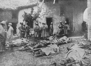 Francouzští zranění byli odváženi během útoku na farmu v zadní části linií, 1915 od Unbekannt