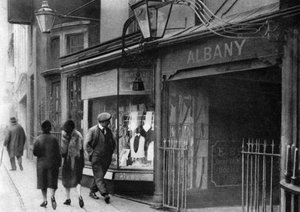 Vrátnice ve Vigo Street vedoucí do Albany Chambers, Londýn, 1926-1927 od Unbekannt
