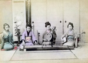 Gejša hrající na tradiční hudební nástroje, Japonsko, 1880 od Unbekannt