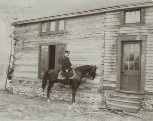 Generál Frederick Dent Grant na koni před kabinou (Hardscrabble) postavenou jeho otcem Ulysses S. Grantem od Unbekannt